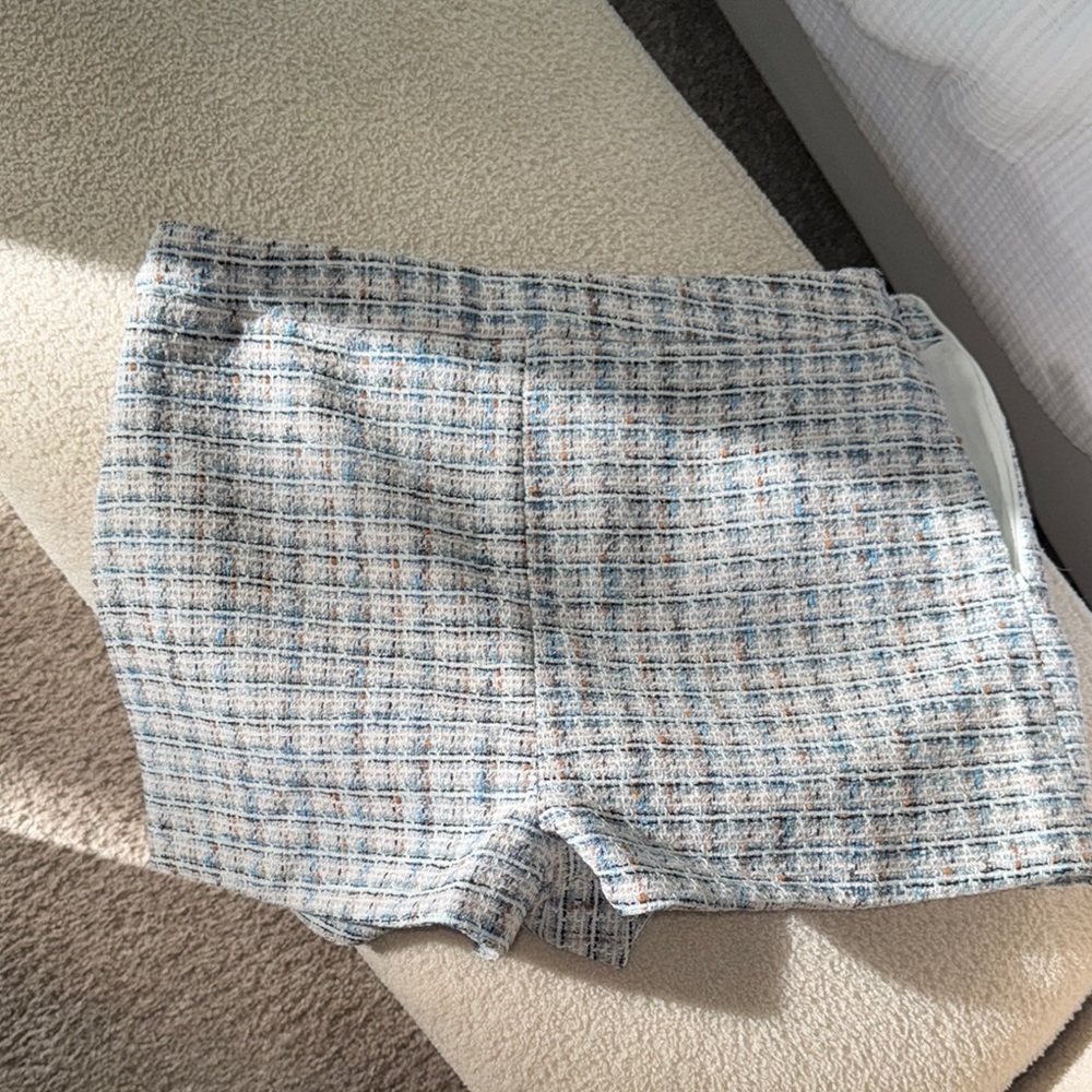 Vici brand tweed shorts size large never worn.
